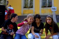 Felszabadult öröm - a háttérben Rigó Jancsi szülőháza fényképen